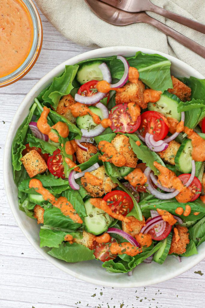 Grøn salat med tomat vinaigrette og croutoner - Opskrift på nem salat