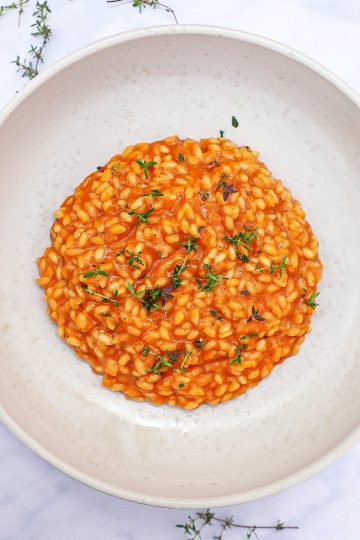 Tomatrisotto - Opskrift på cremet tomatrisotto med timian