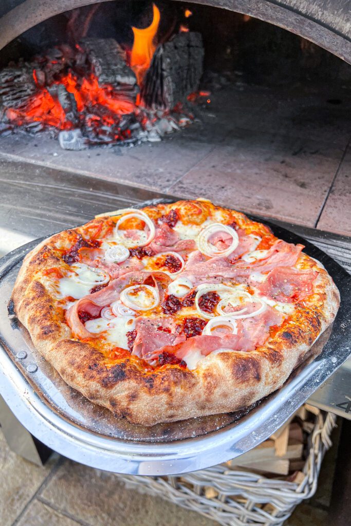 Pizza med nduja - Opskrift på italiensk pizza med nduja og skinke