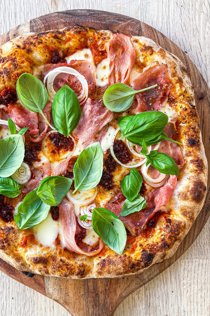 Pizza med nduja - Opskrift på italiensk pizza med nduja og skinke