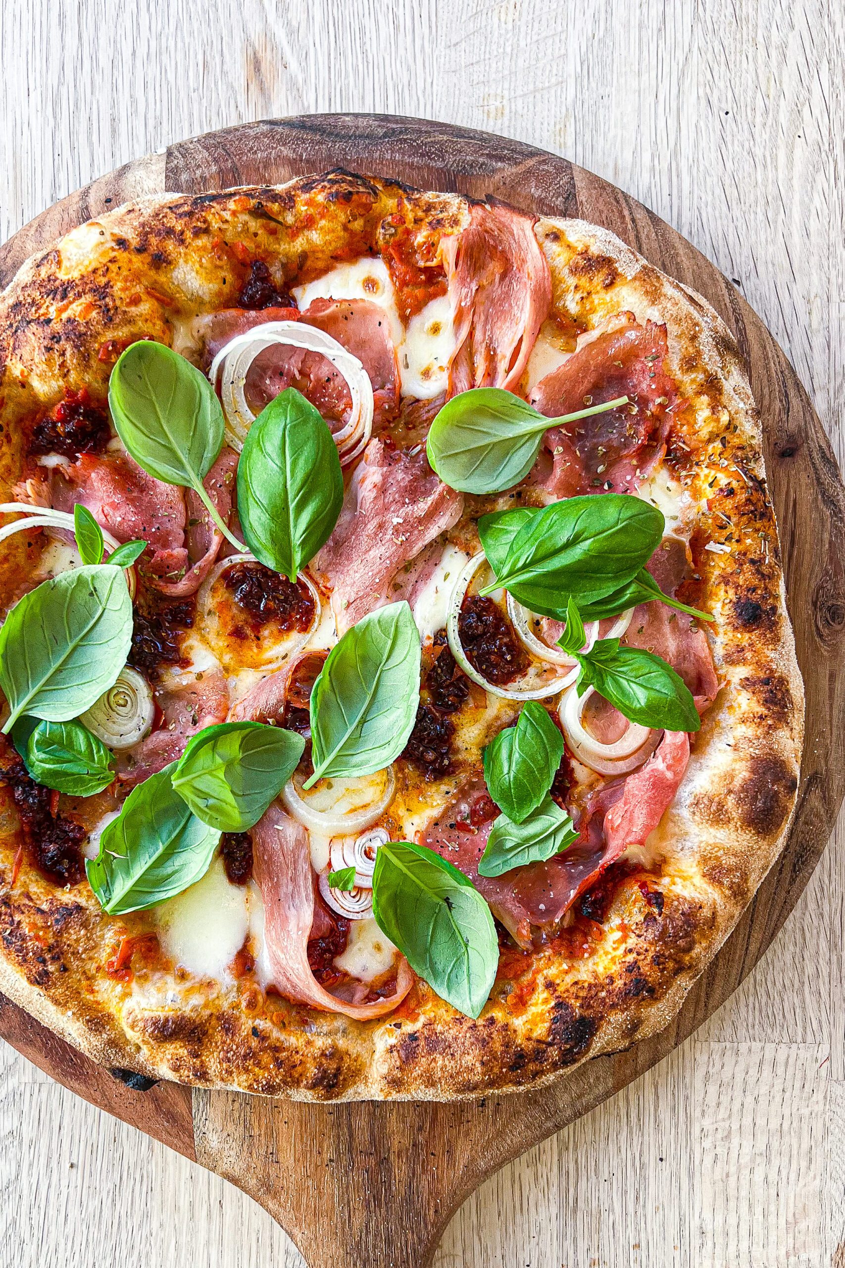 Pizza med nduja - Opskrift på italiensk pizza med nduja og skinke