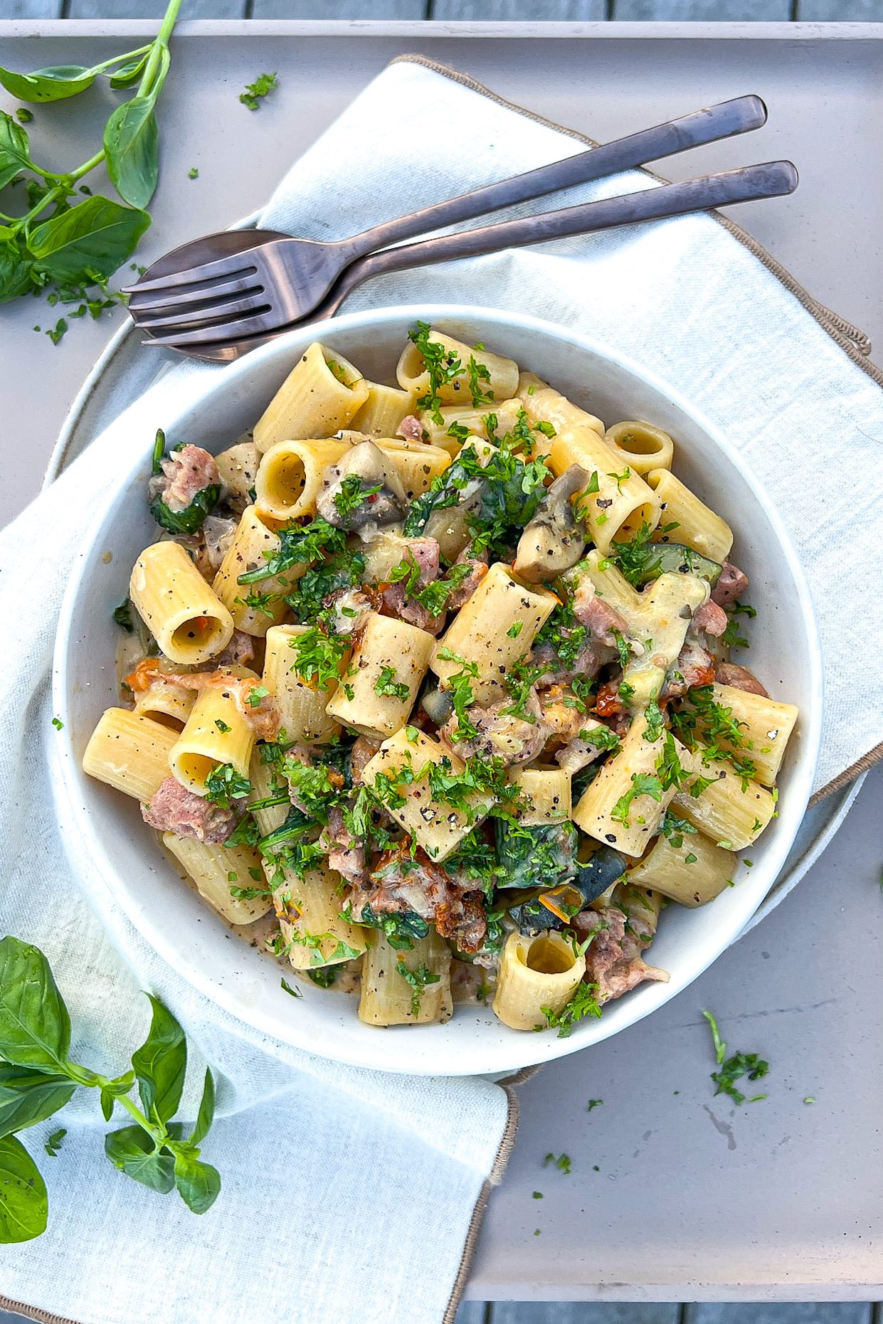 One pot pasta med salsiccia - Opskrift på cremet one pot pasta med salsiccia