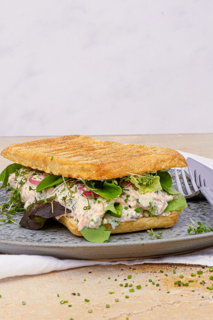 Sandwich med varmrøget laksesalat - Opskrift laksesandwich