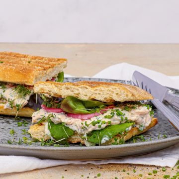 Sandwich med varmrøget laksesalat - Opskrift laksesandwich