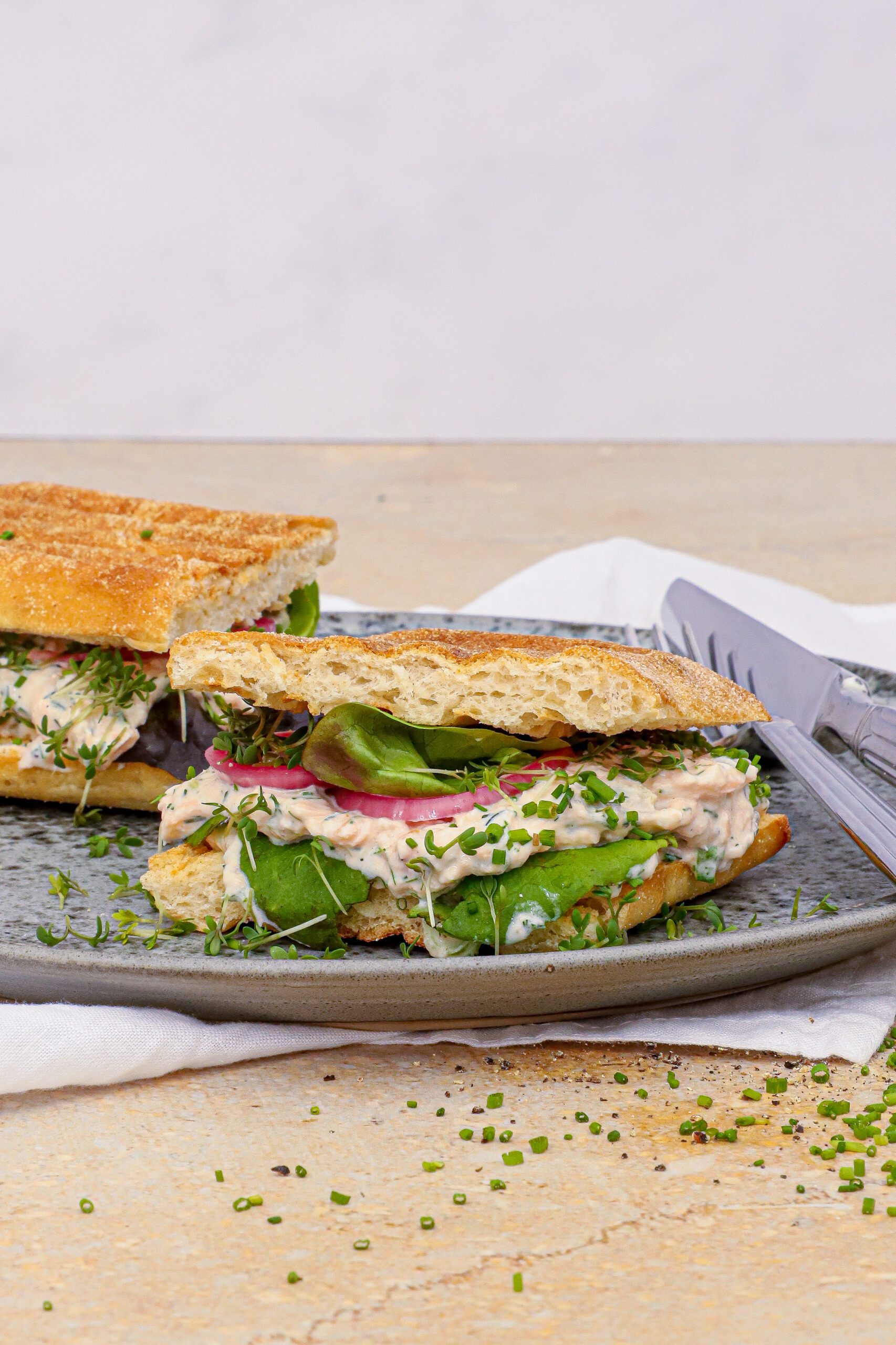 Sandwich med varmrøget laksesalat - Opskrift laksesandwich