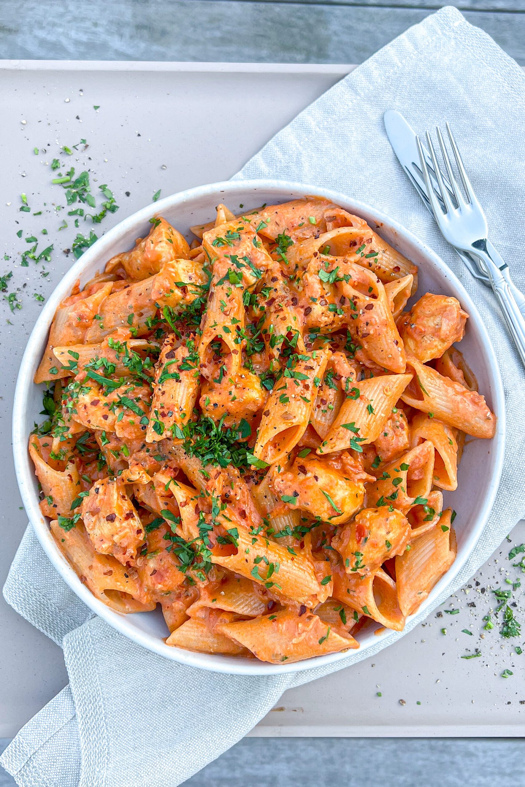 Vodka pasta med kylling - Opskrift på cremet vodka pasta med kylling