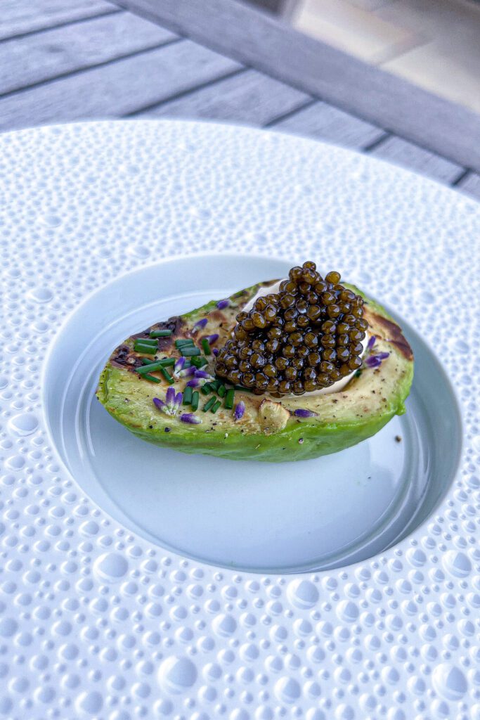 Grillet avocado med caviar - Opskrift på grillet avocado med caviar