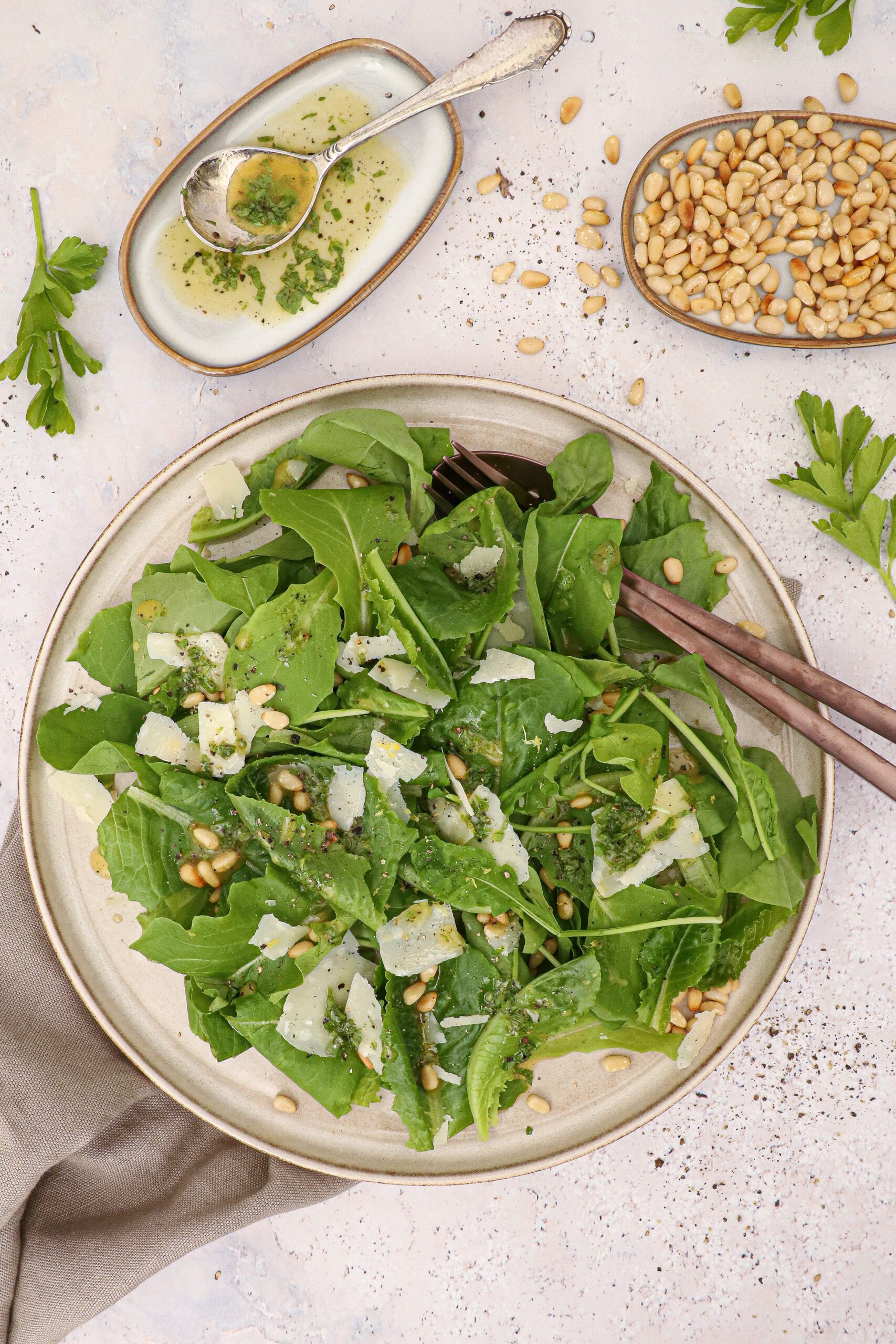 Romainesalat med ruccola, citron og parmesan - Opskrift på nem salat