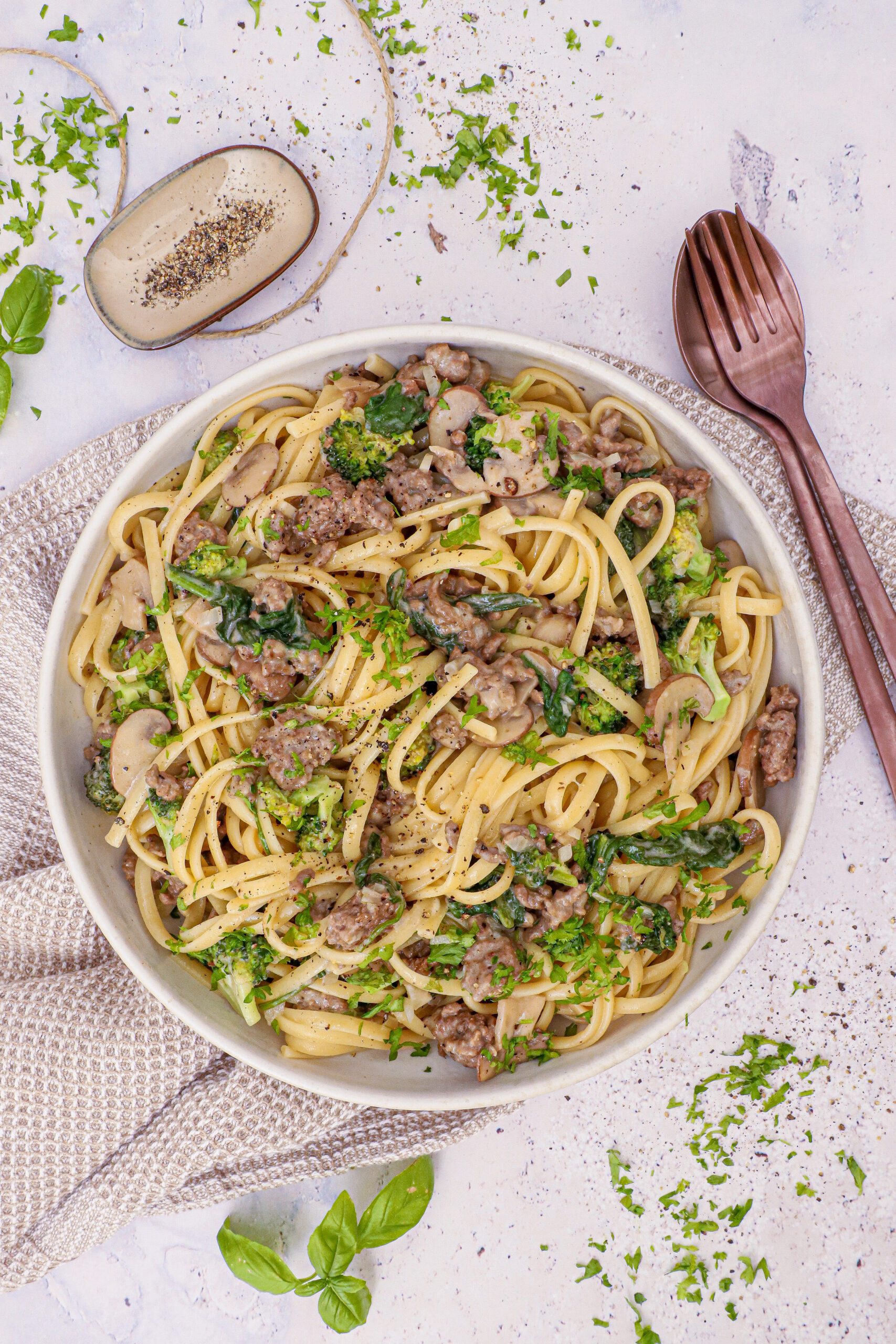 Pasta med hakket oksekød, svampe og broccoli - Opskrift på nem pasta