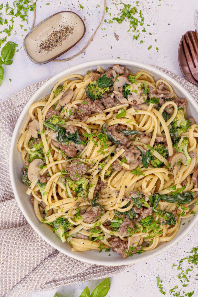 Pasta med hakket oksekød, svampe og broccoli - Opskrift på nem pasta