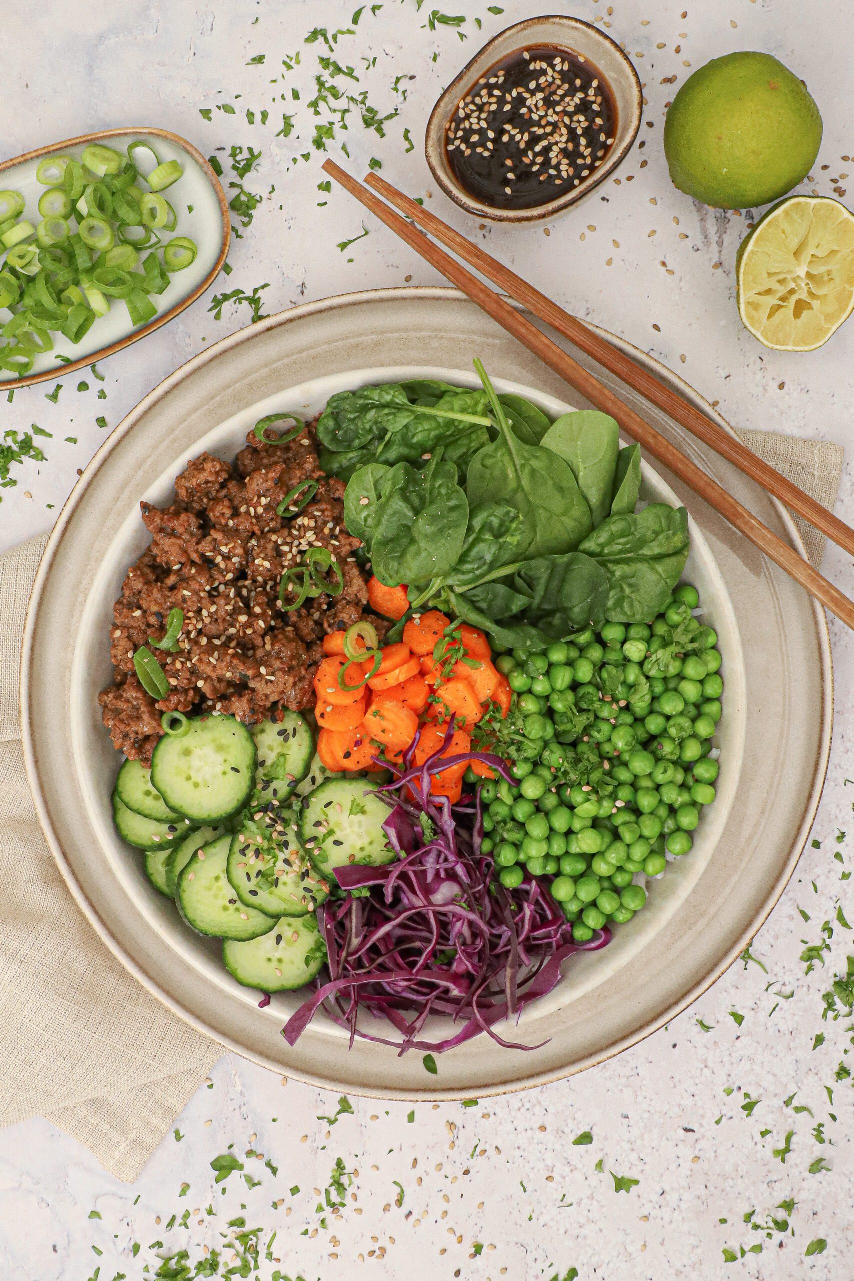 Poke bowl med asiatisk oksekød og grøntsager - Opskrift på salat bowl med hakket oksekød