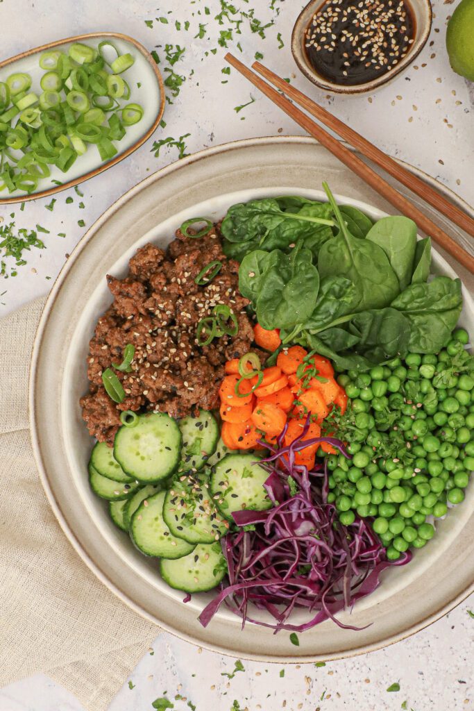 Poke bowl med asiatisk oksekød og grøntsager - Opskrift på salat bowl med hakket oksekød