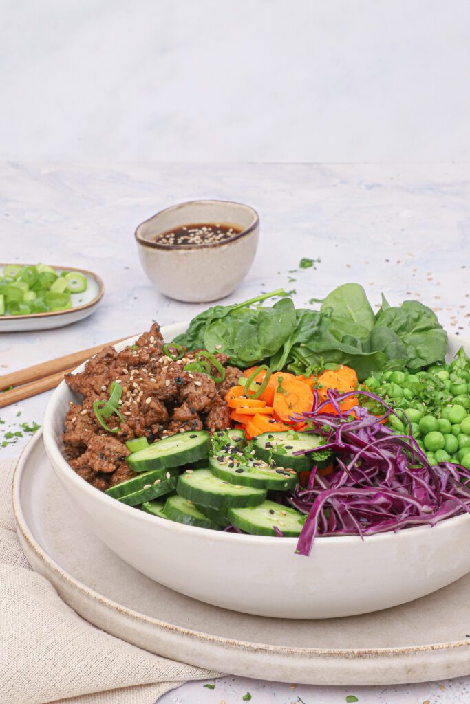 Poke bowl med asiatisk oksekød og grøntsager - Opskrift på salat bowl med hakket oksekød