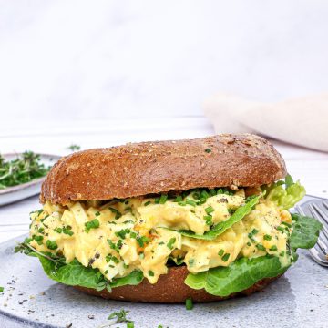 Bagel med æggesalat - Opskrift på sandwich med nem æggesalat