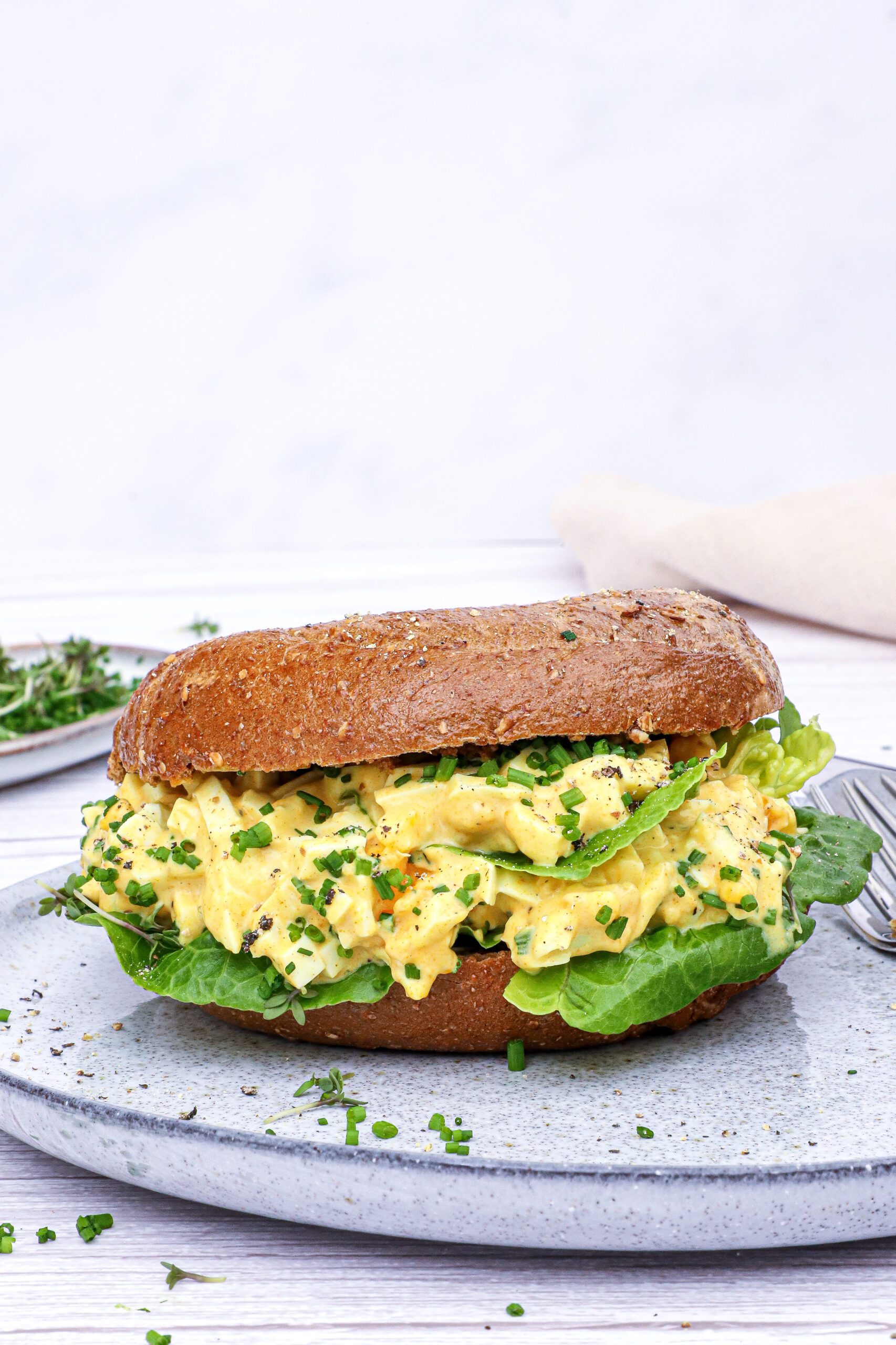 Bagel med æggesalat - Opskrift på sandwich med nem æggesalat