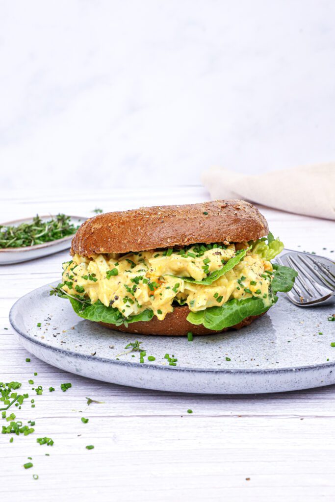 Bagel med æggesalat - Opskrift på sandwich med nem æggesalat