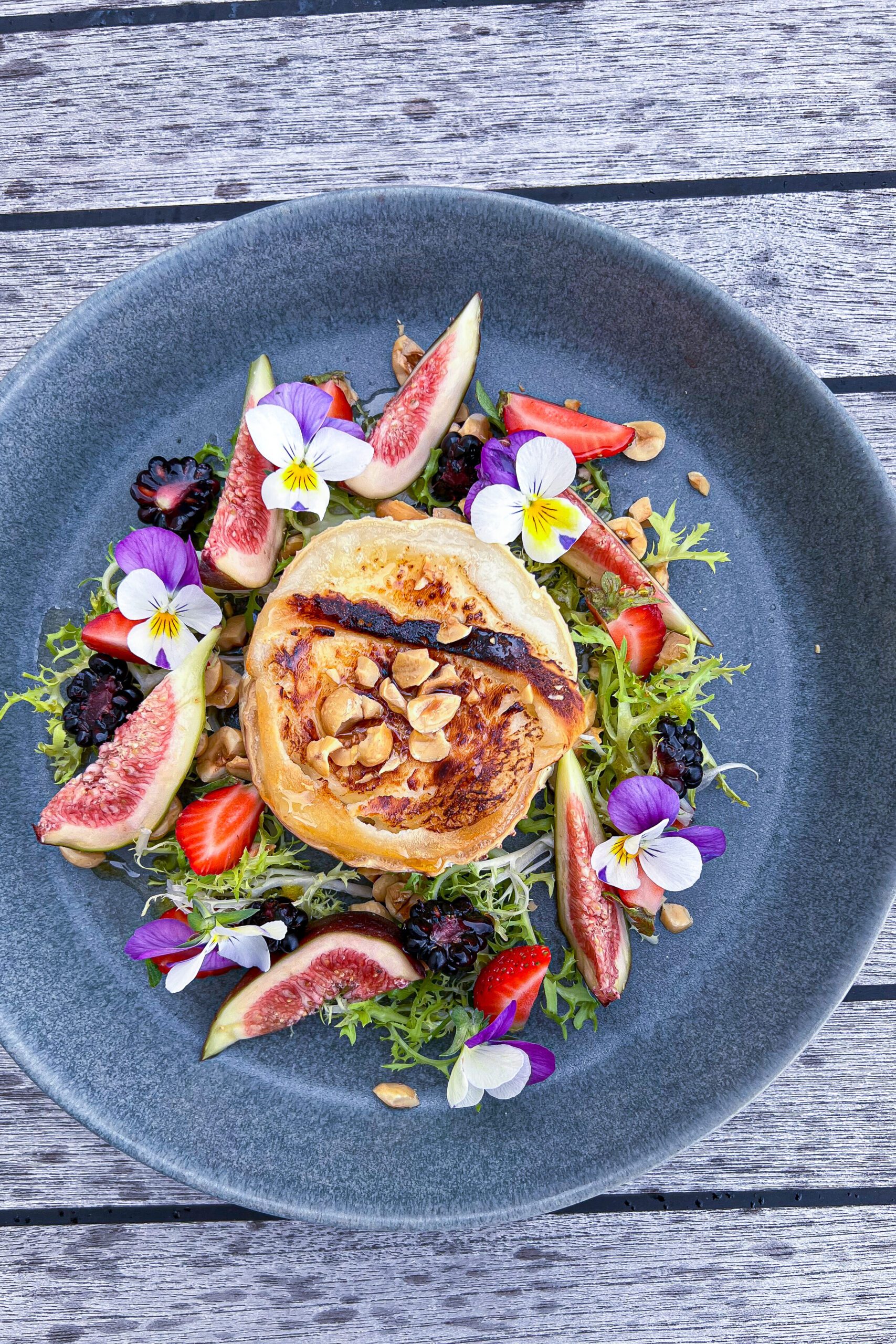 Chevre Chaud - Opskrift på gratineret gedeost med friske bær