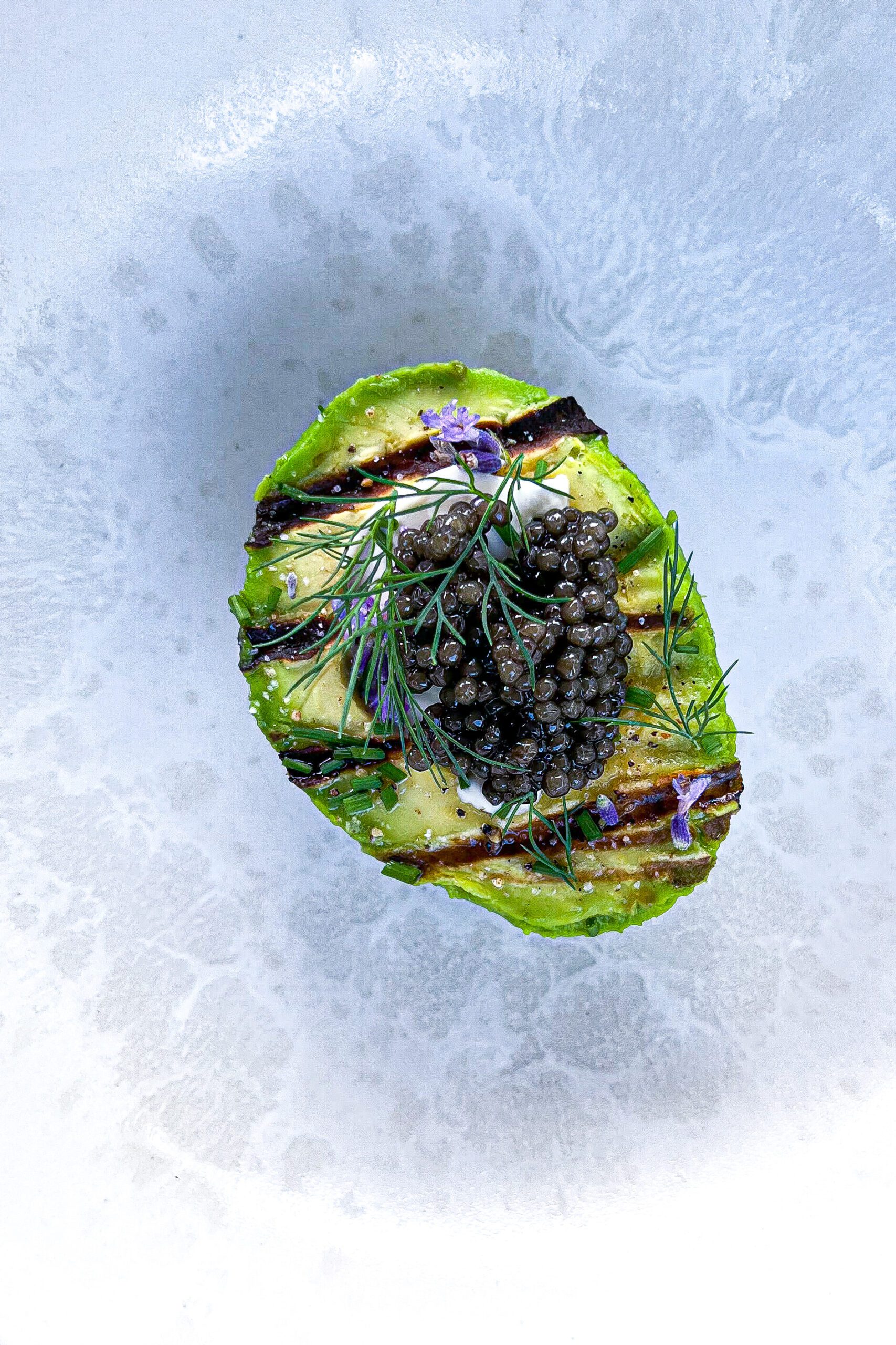 Grillet avocado med caviar - Opskrift på grillet avocado med caviar