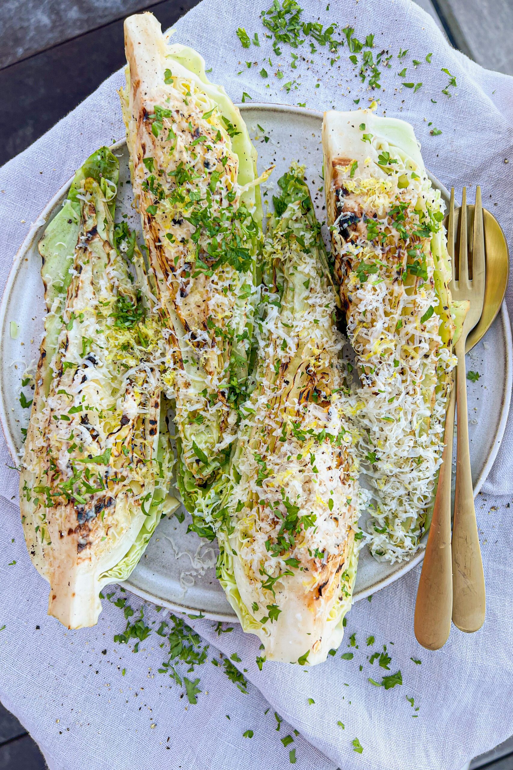 Stegt spidskål med citron og parmesan - Opskrift på grillet spidskål