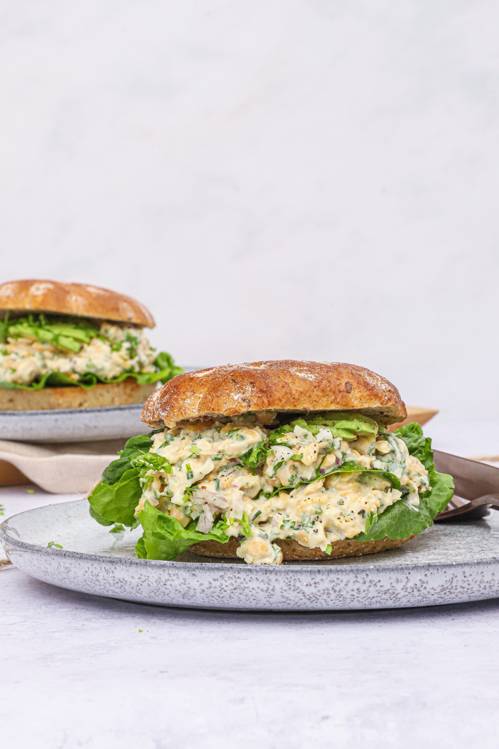 Sandwich med kikærtesalat og avocado - Opskrift på kikærtesalat