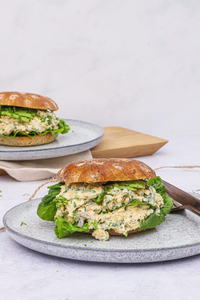 Sandwich med kikærtesalat og avocado - Opskrift på kikærtesalat