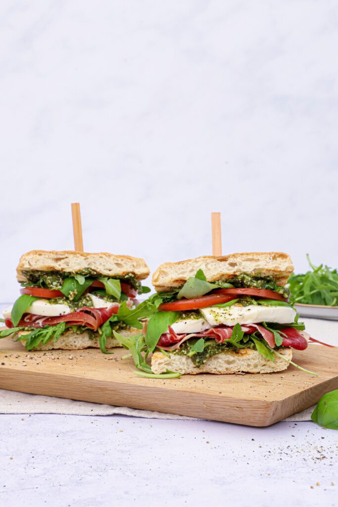 Sandwich med serrano, tomat og mozzarella - Opskrift på serrano sandwich