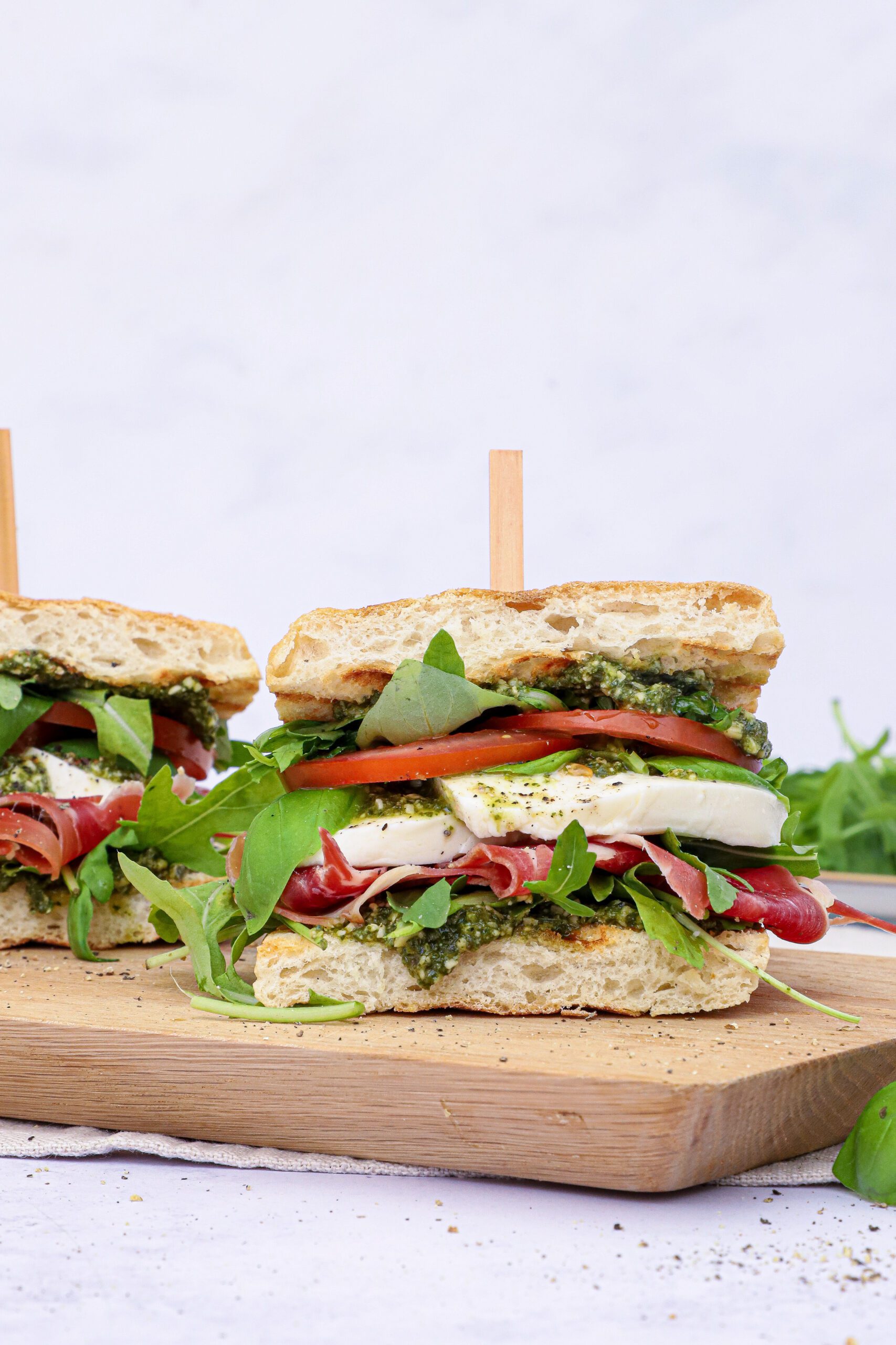Sandwich med serrano, tomat og mozzarella - Opskrift på serrano sandwich