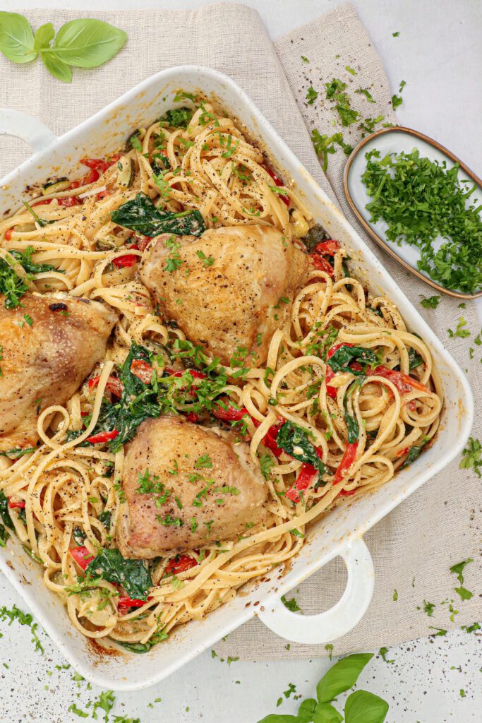 Pasta med bagt feta, grønt og kylling i fad - Opskrift på bagt feta pasta