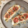Ristet brød med fetacreme, figner og hasselnødder - Feta toast med figner