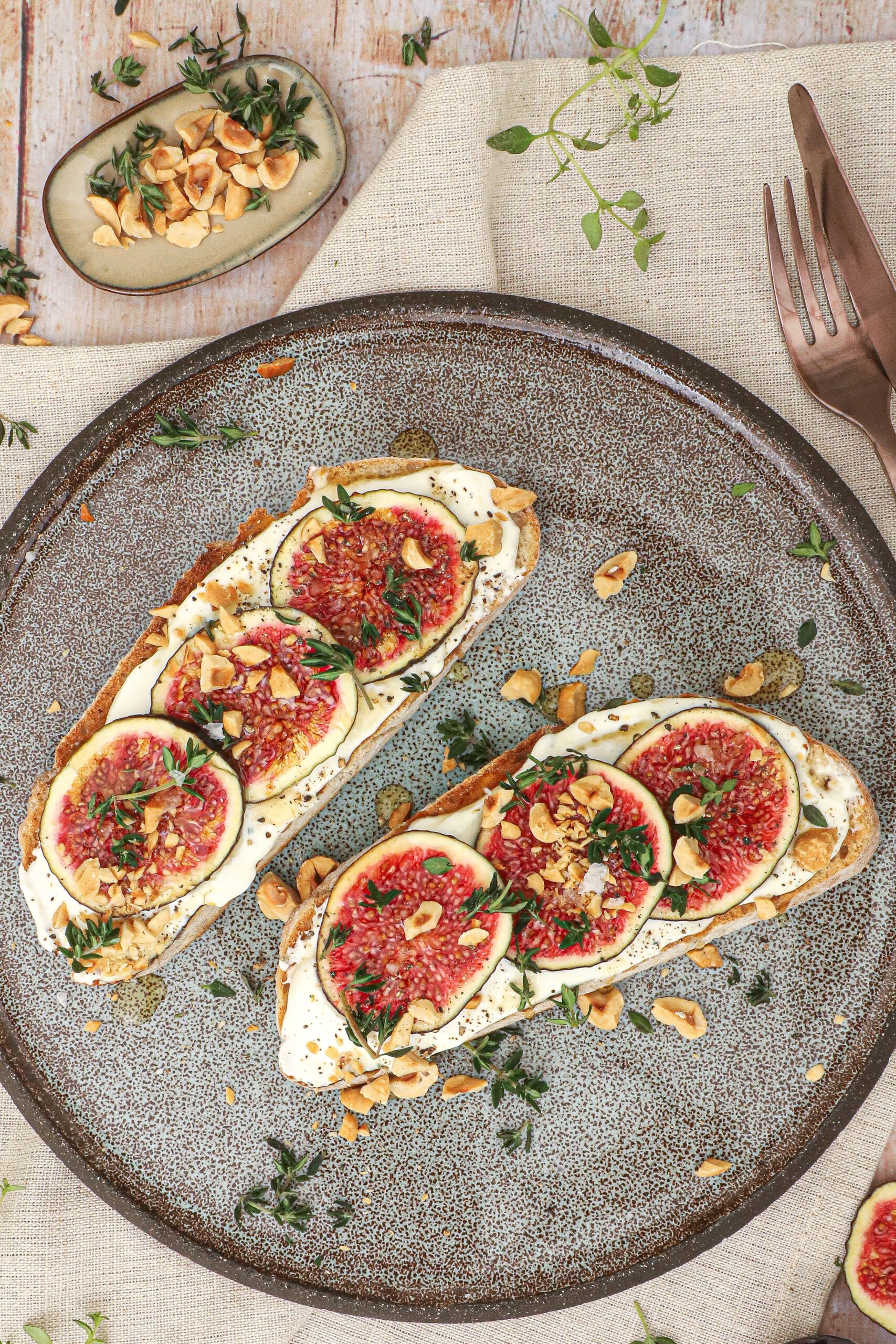 Ristet brød med fetacreme, figner og hasselnødder - Feta toast med figner