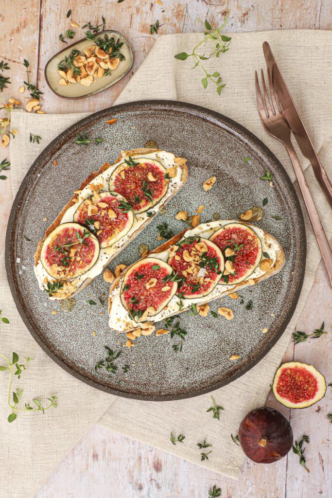 Ristet brød med fetacreme, figner og hasselnødder - Feta toast med figner