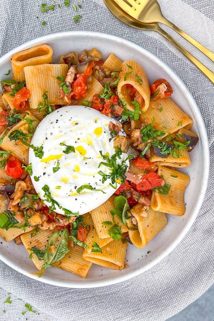 Pasta med bacon, aubergine og burrata - Opskrift på pasta med burrata
