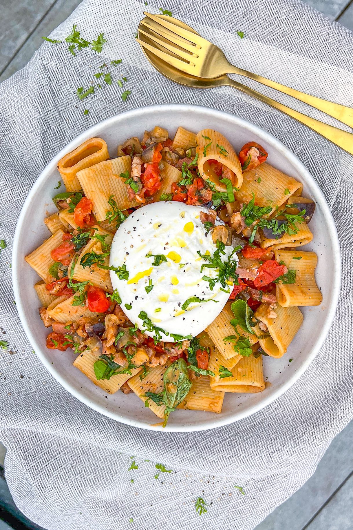 Pasta med bacon, aubergine og burrata - Opskrift på pasta med burrata