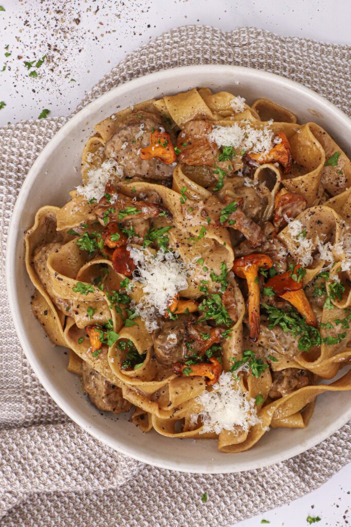 Cremet pasta med kantareller, cognac og oksemørbrad - Opskrift på pasta med kantareller