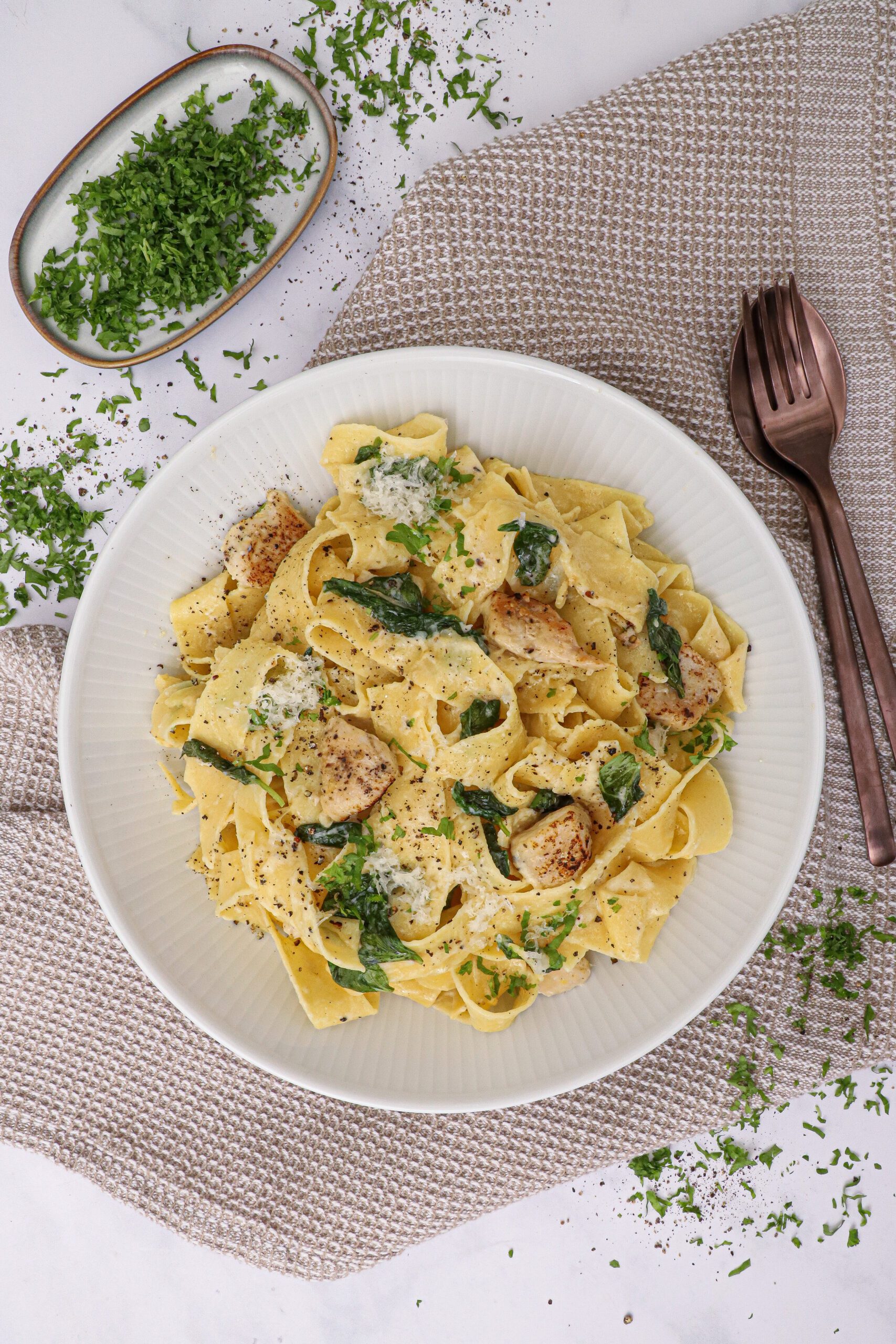 Cremet citronpasta med kylling - Opskrift på nem citronpasta uden fløde