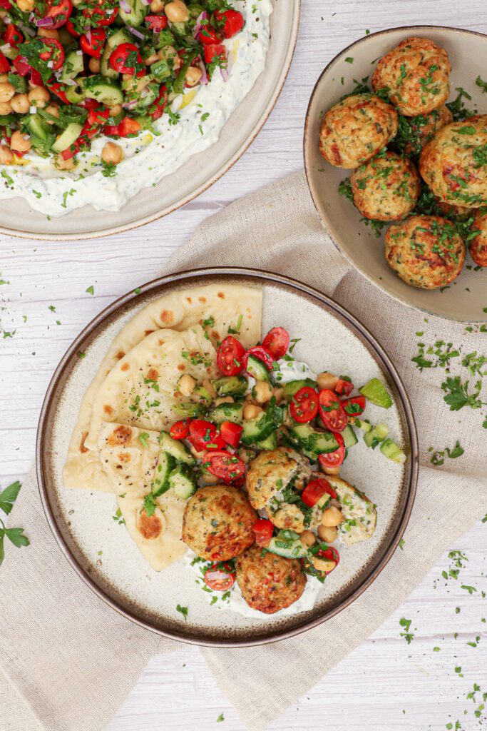 Krydrede kyllingekødboller, haydari salat og fladbrød - Opskrift på kyllingefrikadeller