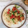 Krydrede kyllingekødboller, haydari salat og fladbrød - Opskrift på kyllingefrikadeller