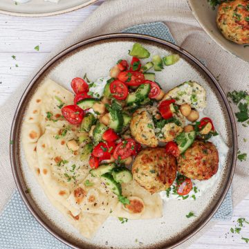Krydrede kyllingekødboller, haydari salat og fladbrød - Opskrift på kyllingefrikadeller