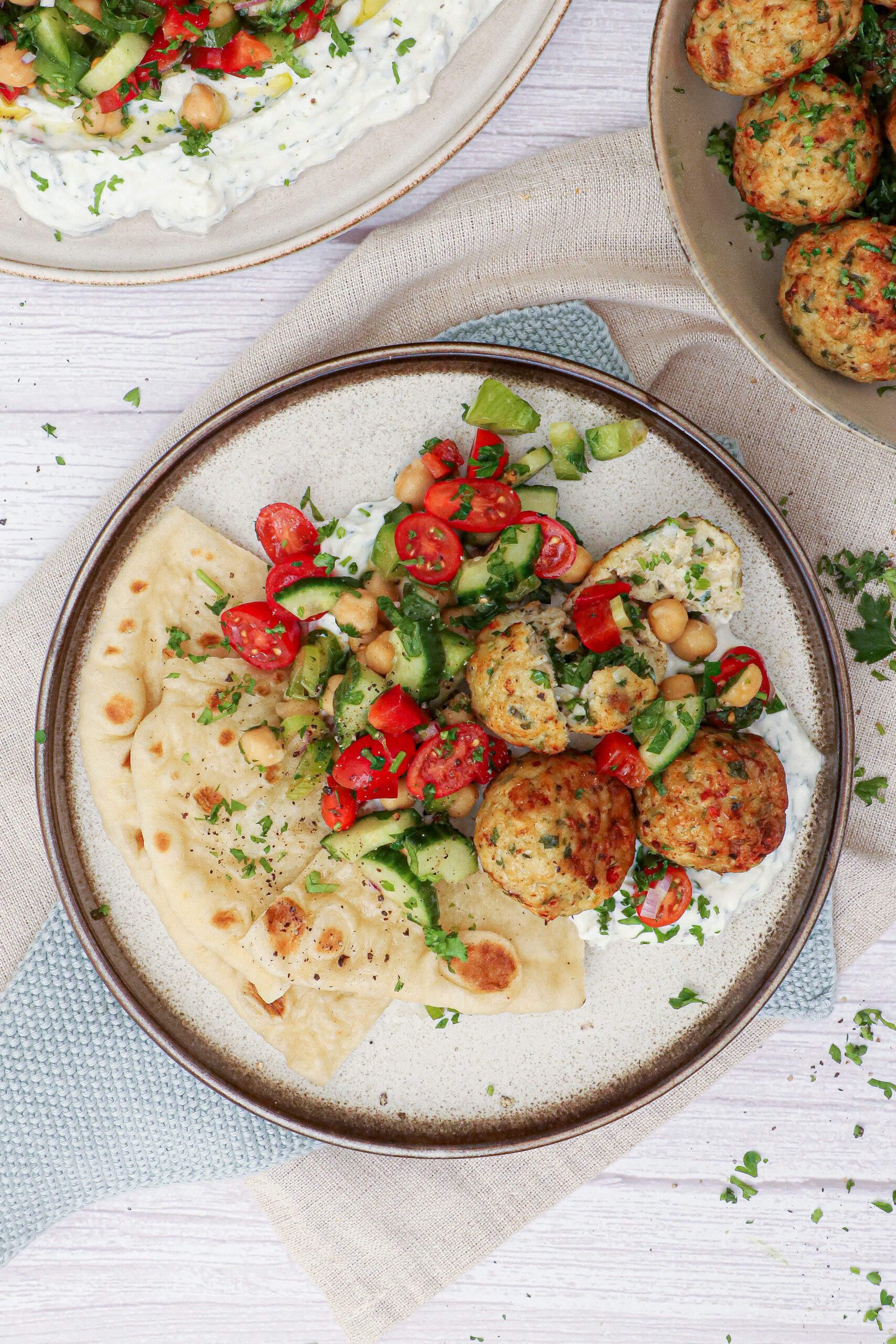 Krydrede kyllingekødboller, haydari salat og fladbrød - Opskrift på kyllingefrikadeller