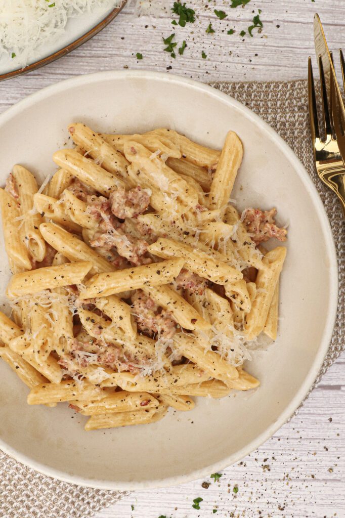Pasta alla Norcia - Opskrift på pasta med salsiccia, hvidvin og fløde