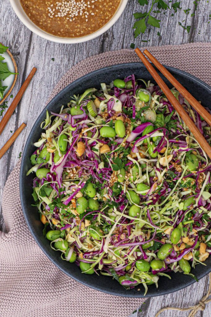 Spidskålssalat med edamame og goma - Opskrift på spidskålssalat med gomadressing