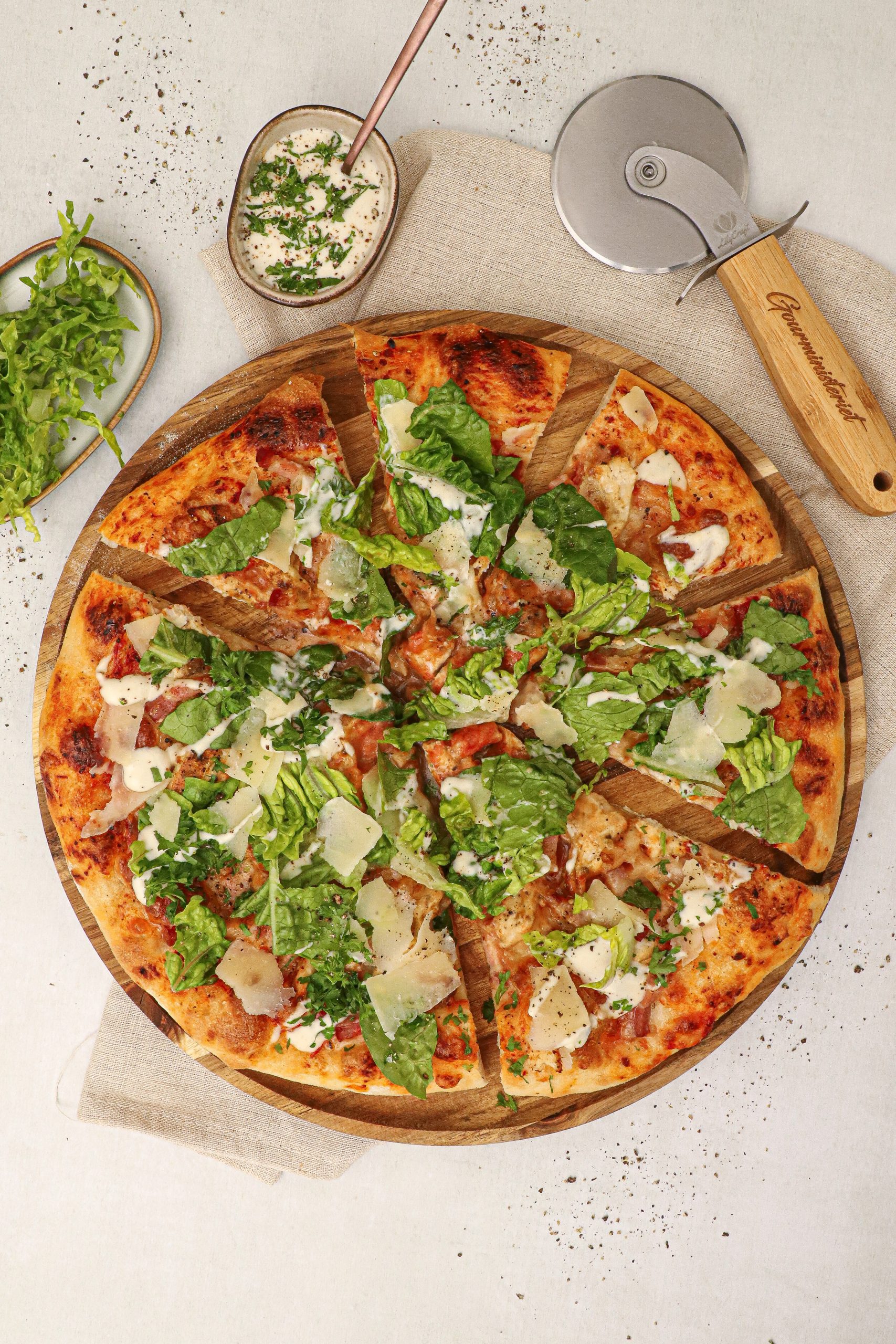Cæsarsalat pizza - Opskrift på pizza med caesar salat