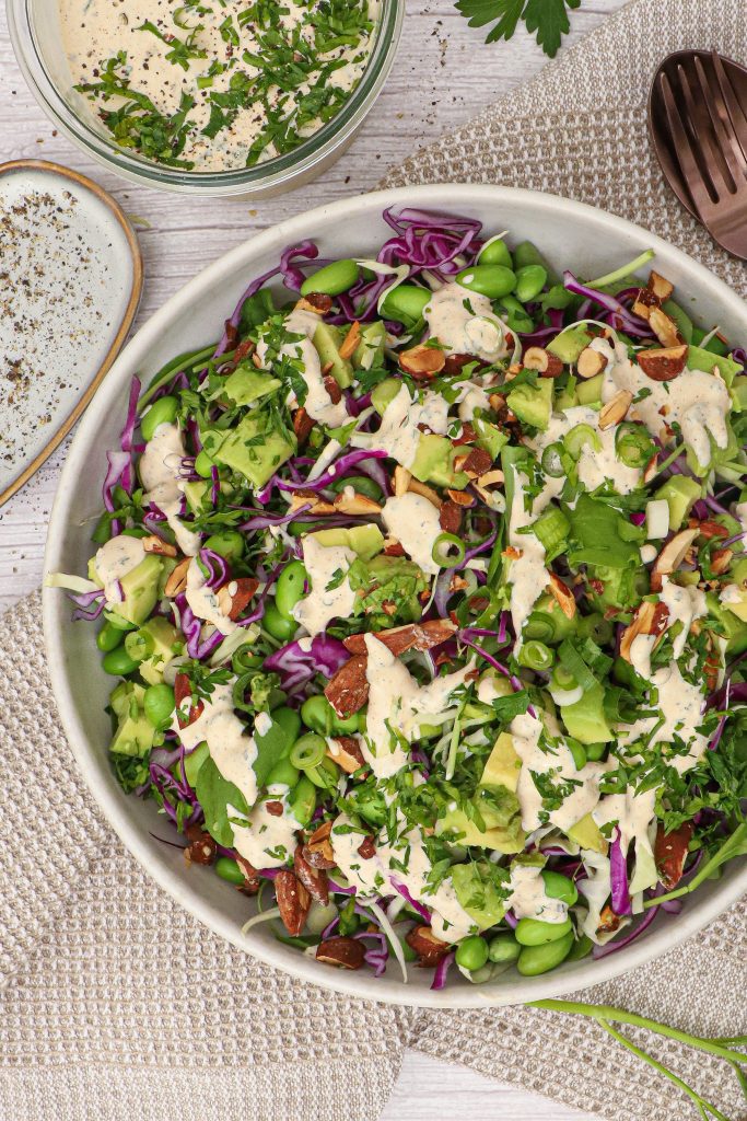 Spidskålssalat med spicy ranch dressing - Opskrift på nem spidskålssalat