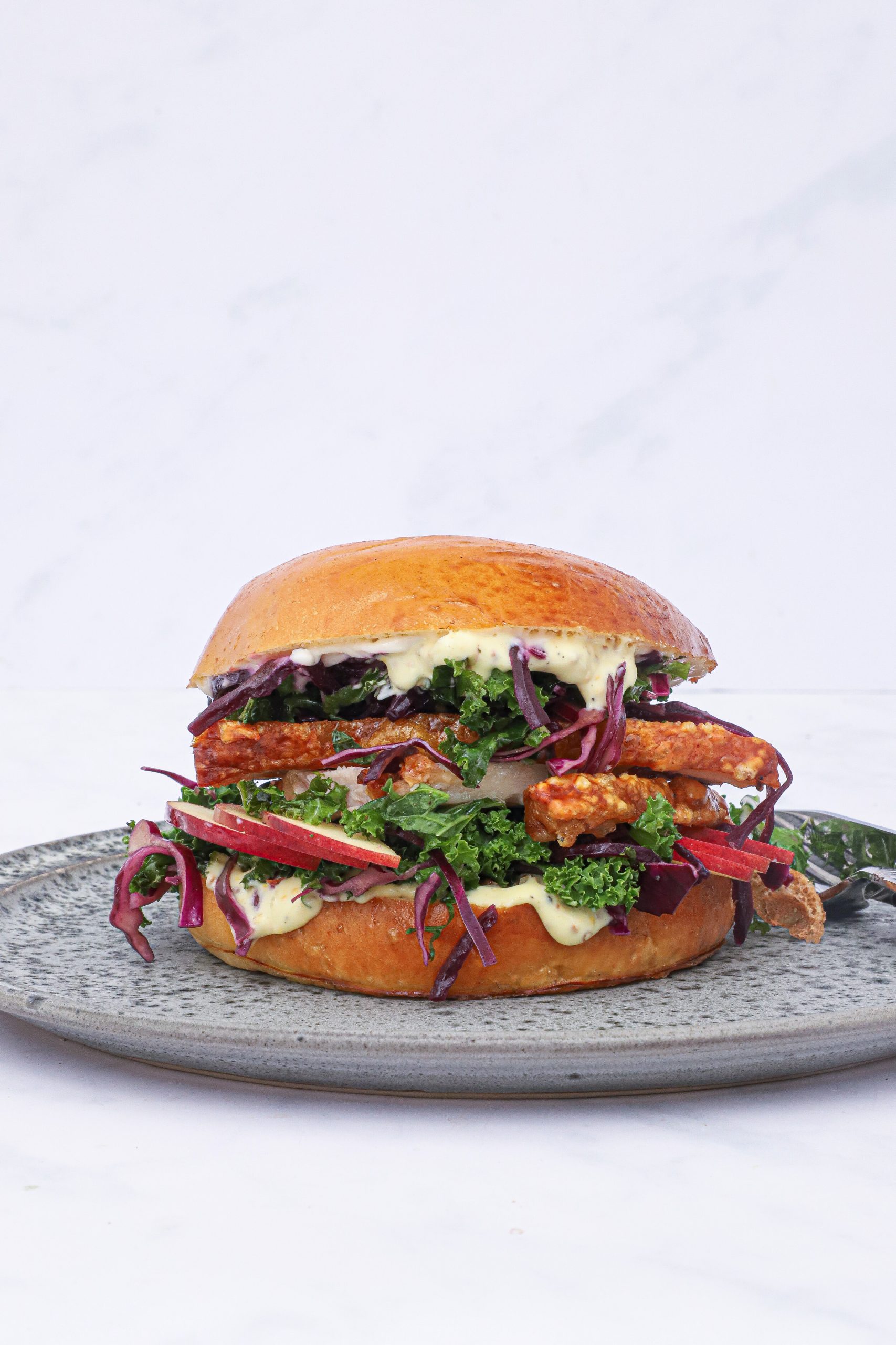 Flæskestegs sandwich - Opskrift på flæskestegs sandwich med sennepsmayo