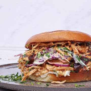 Pulled chicken burger med coleslaw - Opskrift på pulled chicken burger
