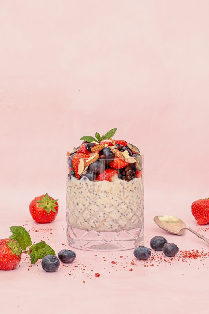 Overnight oats med vanilje og friske bær - Opskrift på overnight oats