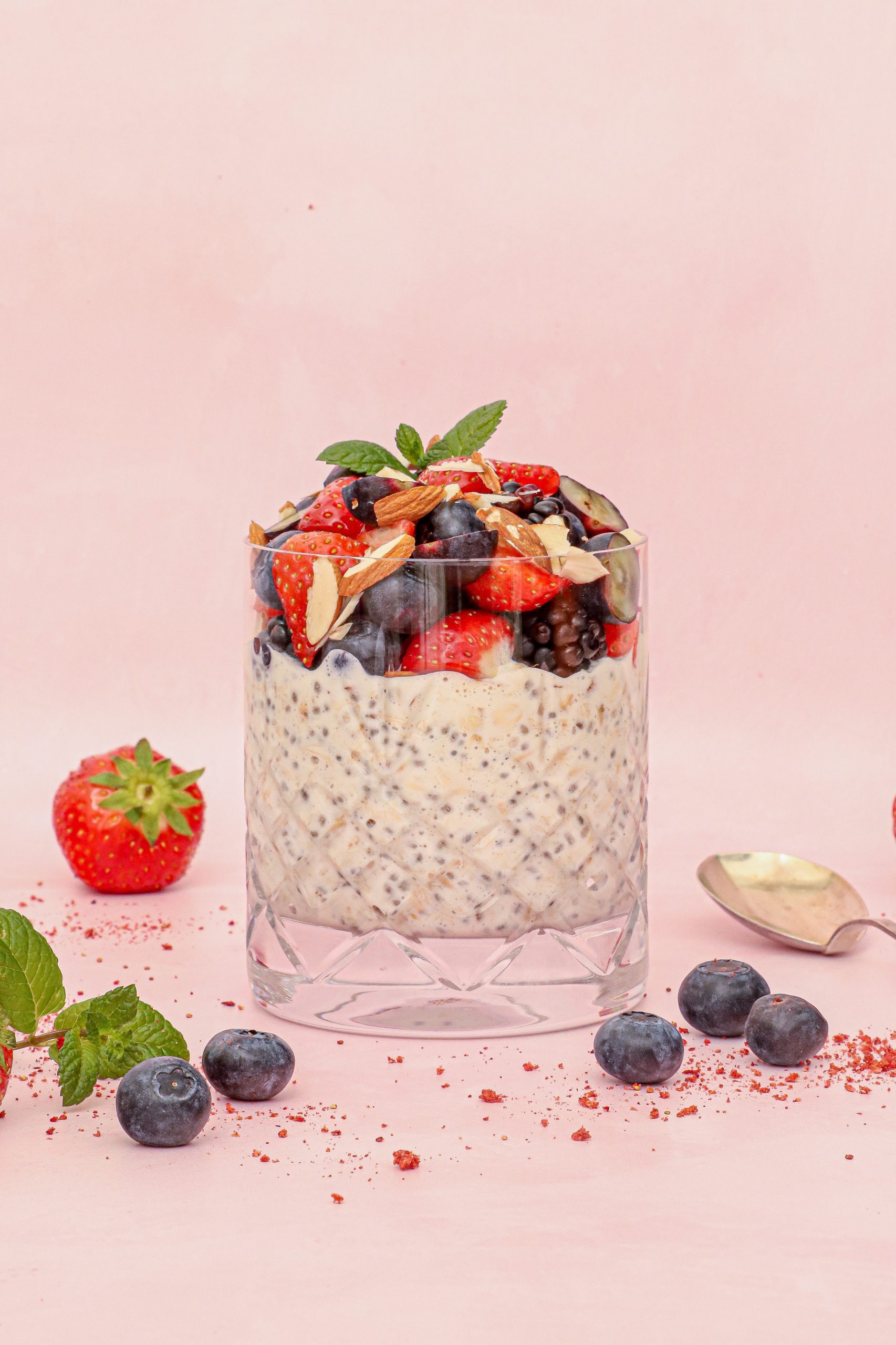 Overnight oats med vanilje og friske bær - Opskrift på overnight oats