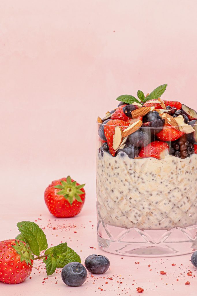 Overnight oats med vanilje og friske bær - Opskrift på overnight oats