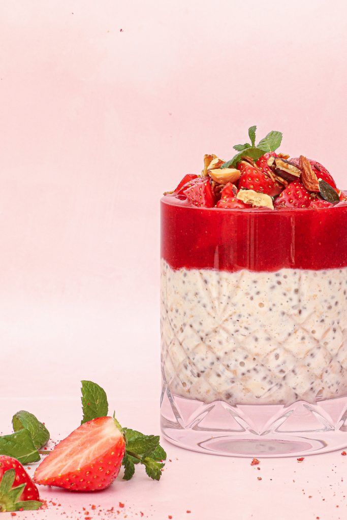 Overnight oats med jordbær - Opskrift på overnight oats med jordbærpuré