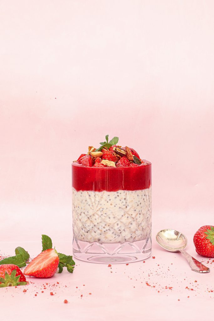 Overnight oats med jordbær - Opskrift på overnight oats med jordbærpuré